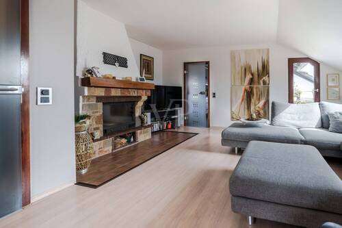 Charmanter Wohnbereich mit Kamin - 4 Zimmer Etagenwohnung in Hofheim am Taunus