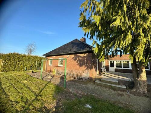 Objekt (EFH) - Einfamilienhaus mit Einl.-Wohnung, Lager u. Garagen auf 2.100 m² Eigenland in Lübeck-Niederbüssau