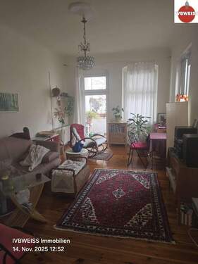Wohnzimmer - Helle vermietete und geräumige 2 Zimmerwohnung mit Balkon in guter Lage in Berlin Friedrichshain