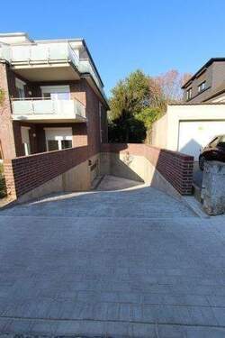 Tiefgarageneinfahrt - Terrassenwohnung mit 85,60 m&sup2; in Achim zur Miete