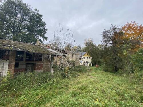 Gelände und Maschinenhalle - 