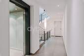 Treppenhaus mit Aufzug - 