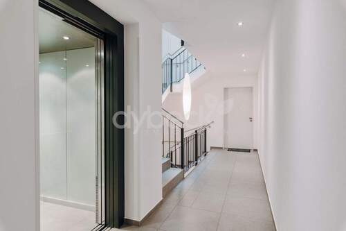 Treppenhaus mit Aufzug - 