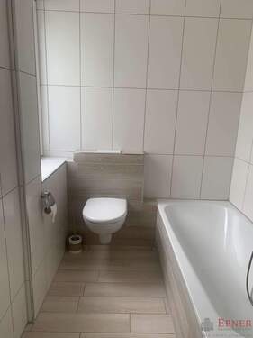 Bad mit Badewanne - 3 Zimmer Etagenwohnung in Deggendorf