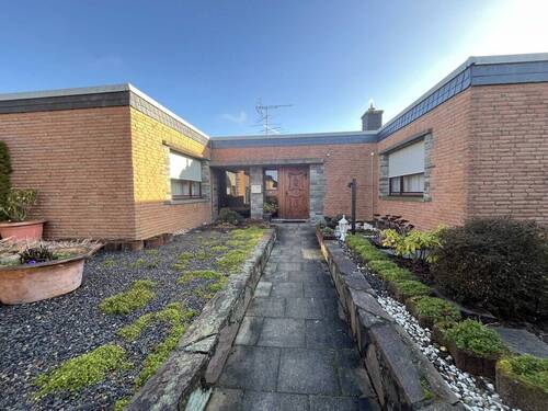 Titelbild - Großzügiger Bungalow mit Kamin, Fußbodenheizung, Garage und vielseitigem Untergeschoss