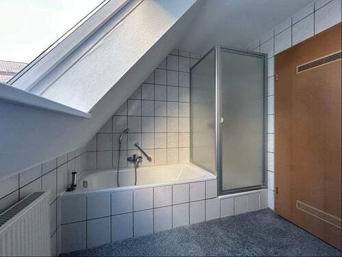 Bad mit Dusche und Wanne - 