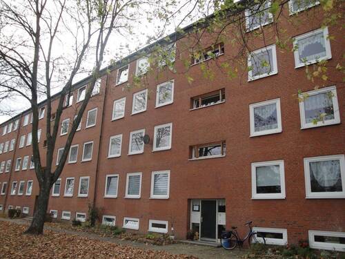 Hausansicht (2) - Ankommen & wohlfühlen - 3 Zimmer mit Balkon in schöner Lage