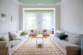 Wohnzimmer - Fußläufig nach Prenzlauer Berg: Zwei Altbauwohnungen *kombinierbar* mit Stuck, Balkon & Dielenboden