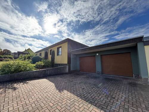 Wohnhaus und Doppelgarage - 6 Zimmer Einfamilienhaus in Oberviechtach