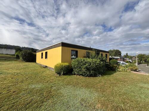 Wohnhaus und großer Garten - 