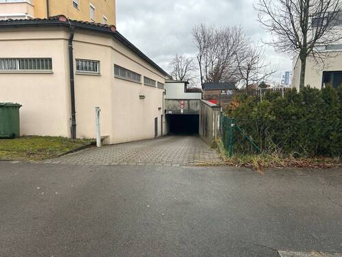 Tiefgarageneinfahrt - Garage, Stellplatz in Schwabach