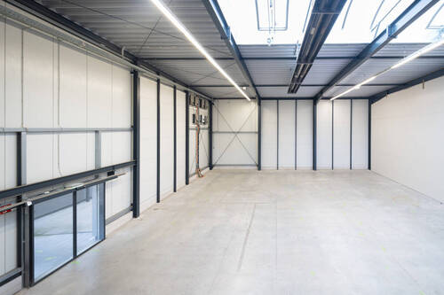 Verkaufsfläche mit Verbindungstür zur Ausstellungsfläche - 