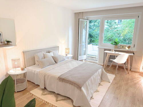Schlafzimmer mit Balkon - 2 Zimmer Etagenwohnung zum Kaufen in Hamburg