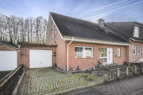 Titelbild - Großzügiges Einfamilienhaus mit Garage in verkehrsberuhigter Spielstraße
