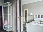 Zimmer mit Flur & Garderobe - 