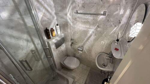 Gäste-WC mit Dusche - 