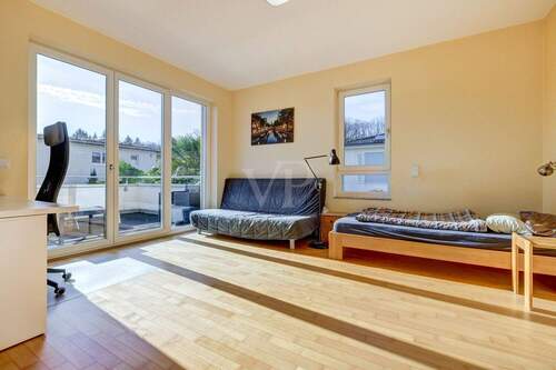 Kinderzimmer mit Terrassenzugang oben - 