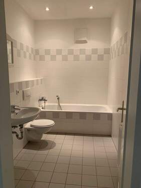 Bad - Gemütliche 2 Raumwohnung in Görlitzer Innenstadt mit Fahrstuhl