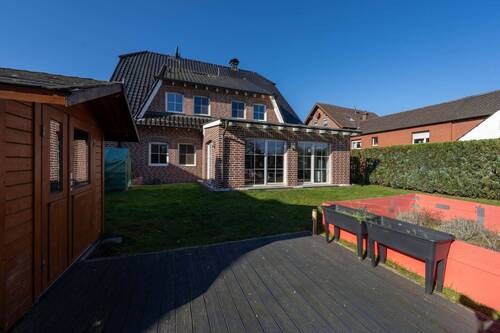 Rückansicht - Ein Haus das begeistert! Familienfreundliches Zweifamilienhaus mit viel Platz & Charme