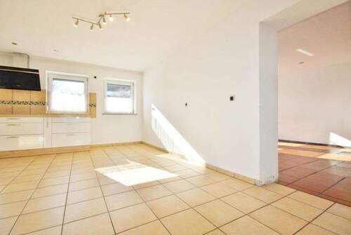 Koch-/Essbereich mit Blick zum Wohnzimmer (EG) - 