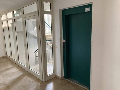 Treppenhaus, Aufzug - 2 Zimmer Etagenwohnung in Zwickau