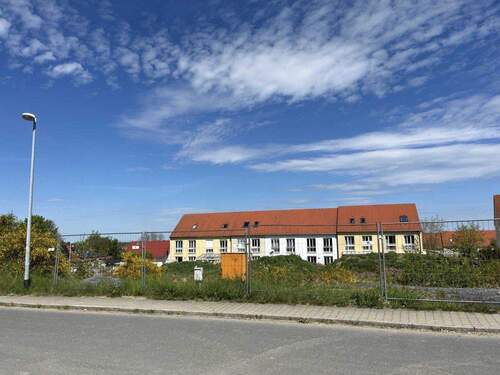 Straßenansicht - Radeburg: Baugrundstück für Doppelhaushälfte