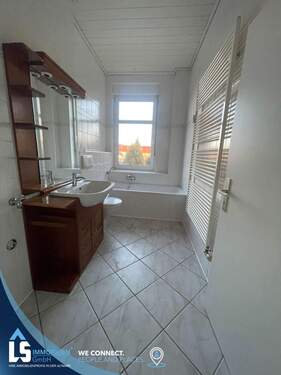 Badezimmer mit Wanne - 2 Zimmer Etagenwohnung in Tangerhütte