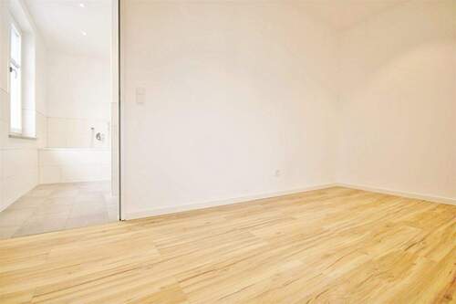 Ankleidezimmer mit Zugang zum Badezimmer - 