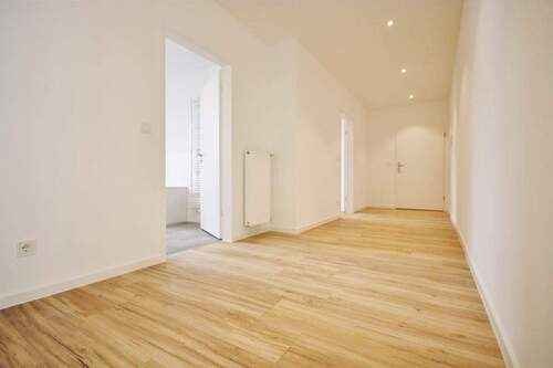 großzügiger Eingangsbereich/Diele - 3 Zimmer Etagenwohnung in Fürstenzell