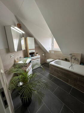 Badezimmer mit Wanne & Dusche - 2 Zimmer Etagenwohnung zum Kaufen in Ingolstadt