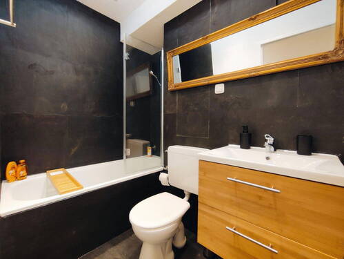 Bad mit Badewanne - 1 Zimmer Etagenwohnung in Mainz
