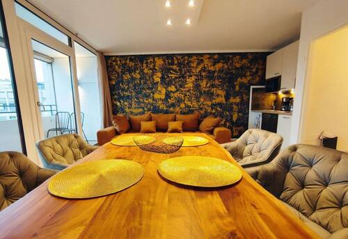 Blick auf Sofa von Fernseher - 