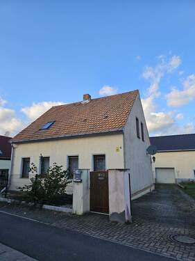 Hausansicht - Einfamilienhaus mit sonnigen Garten in Trossin OT Roitzsch wartet auf Feinschliff!