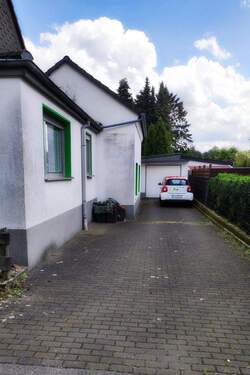 Hausseite-Garage - 5 Zimmer Einfamilienhaus zum Kaufen in Solingen