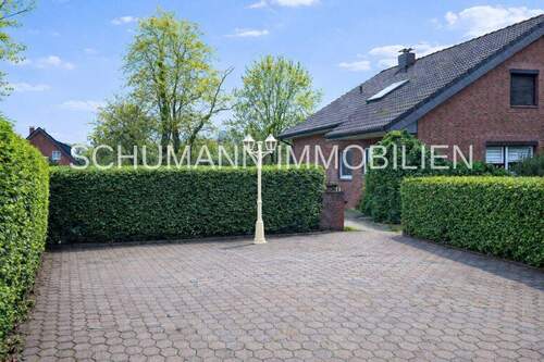 Private Zuwegung mit PKW Stellplätzen - 