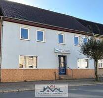 Modernisiertes Mehrfamilienhaus mit 2 Wohneinheiten und 2 Gewerbeeinheiten in Loitz zu verkaufen.