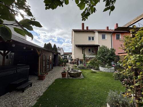 Garten und Wohnhaus - 5 Zimmer Doppelhaushälfte in Schwandorf