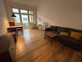 Wohnzimmer - Schöne zentrale Altbauwohnung mit Balkon, Dielen und hohen Decken