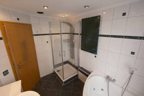 Bad mit Dusche - Etagenwohnung mit 96,00 m&sup2; in Fürth zum Kaufen