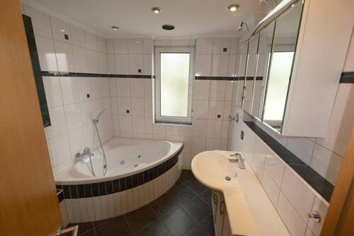 und Whirlpoolwanne - 