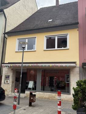 Vorderhaus - Mehrfamilienhaus mit 4 Einheiten, 5 Garagen und Freifläche in Stadtmitte