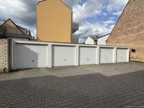5 Garagen und viel Freifläche - Mehrfamilienhaus, Wohnhaus in Höchstadt a.d.Aisch