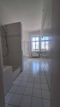 Bad mit Wanne und Dusche - 2 Zimmer Etagenwohnung in Görlitz