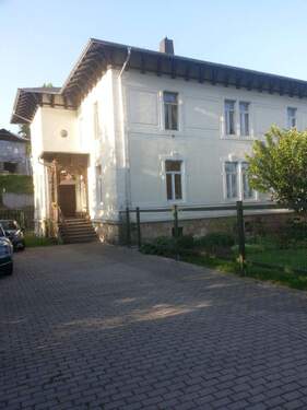 Einfahrt - 1 Zimmer Mehrfamilienhaus, Wohnhaus in Klingenberg