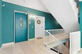 Treppenhaus mit Aufzug - 