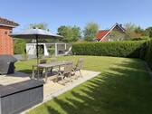 Terrasse, Blick in den Garten - 