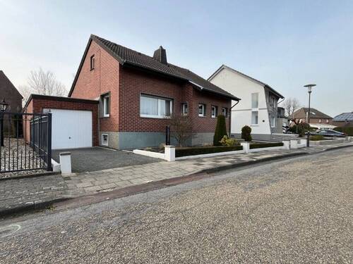 Titelbild - Freistehendes Einfamilienhaus mit Garage im Charakter eines Bungalows