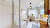 Tageslichtbad mit Badewanne und separater Dusche – modernisiert und funktional zugleich - Etagenwohnung mit 98,00 m&sup2; in Hamm zum Kaufen