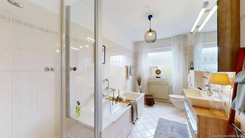 Tageslichtbad mit Badewanne und separater Dusche – modernisiert und funktional zugleich - Etagenwohnung mit 98,00 m&sup2; in Hamm zum Kaufen