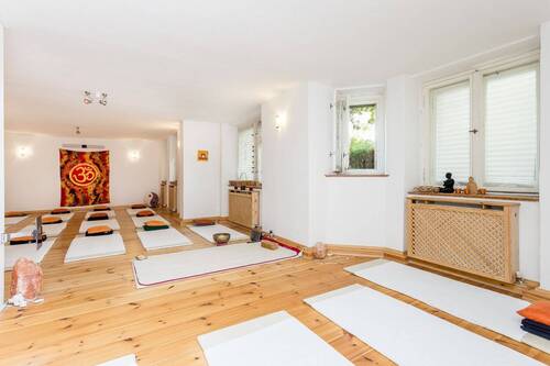 großes Zimmer zur Straße - 6 Zimmer Etagenwohnung in Berlin